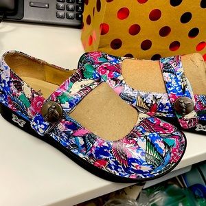 Nurse shoes !!! Worn only 2 twice . Look New